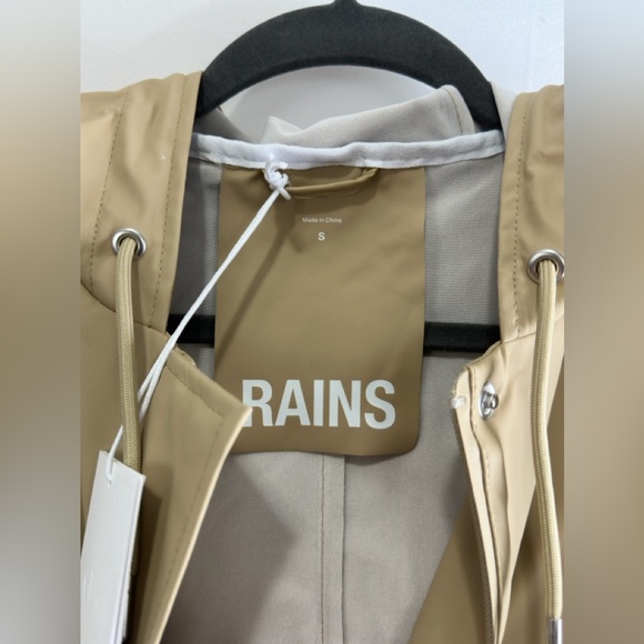 RAINS WOMANS SAND UNLINED WAIST LENGTH HOODED JACKET - SMALL - Picture 13 of 16
